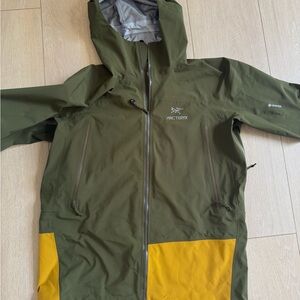 Arc'teryx Green and Yellow Raincoat Waterproof Hooded Design